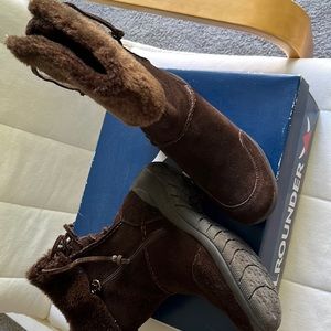 Women’s leather boots size 8M,